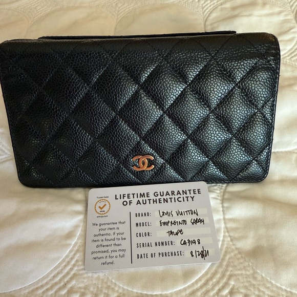 CHANEL Black Quilted Leather wallet preloved - Picture 1 of 14